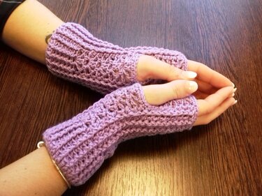 Fliederfarbene Pulswärmer mit Daumenöffnung und Lochmuster