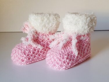 Strickanleitung Babyschuhe mit Plüschrand in 2 Größen ohne Nadelspiel