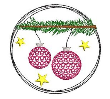 Rundes Stickmotiv: Tannenzweig mit zwei gemusterten rosa Christbaumkugeln und drei gelben Sternen