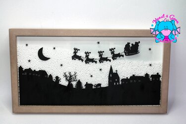 Schwarze einfarbige Plott-Silhouette eines Dorfes mit Mond, Sternen und fliegendem Weihnachtsmann auf weißem Hintergrund