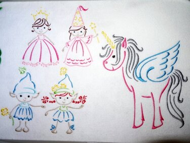 Umriss-Stickmotive: Prinzessinnen, Feen/Elfen und ein geflügeltes Einhorn auf weißem Stoff.