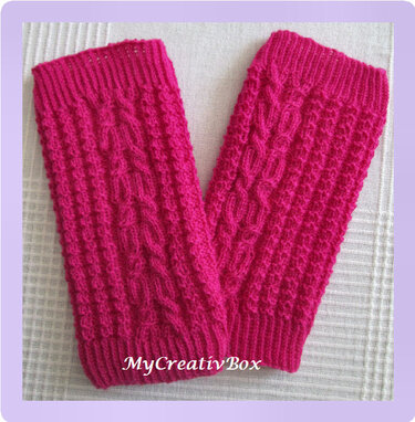 Pinke gestrickte Beinstulpen mit Zopfmuster und Rippbündchen