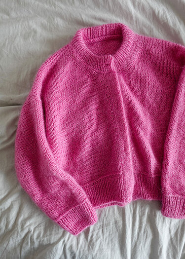 Basic cardigan knitting pattern with horizontalstitch detail, sizes XS-XXXL