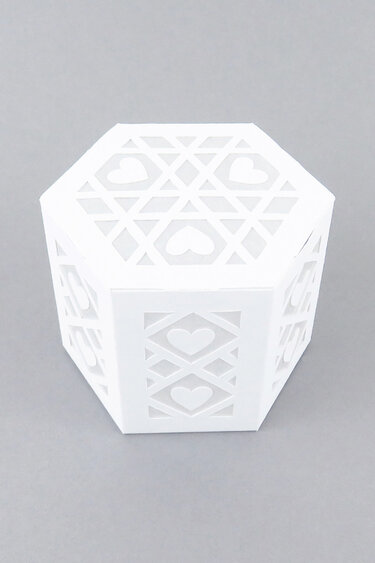 Kleine Tischleuchte mit Herzen – Bastelanleitung und Vorlagen