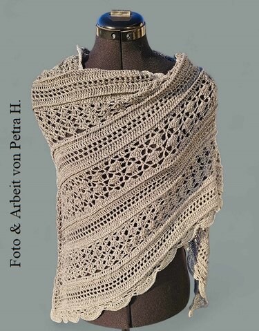 Gehäkeltes beiges Dreieckstuch mit diagonalen Spitzen- und festen Reihen auf Schneiderbüste