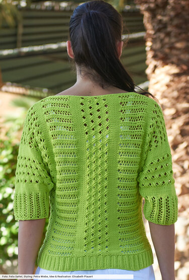 Rückenansicht hellgrüner gestrickter Kurzarm-Pullover mit Ajour- und Zopfmuster