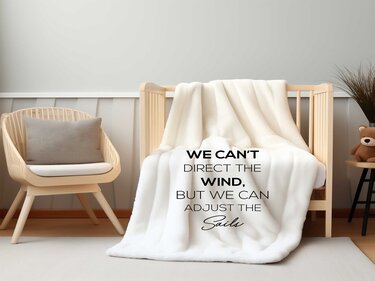 Kinderzimmer mit Babybett, weiße Decke mit schwarzem englischem Zitat