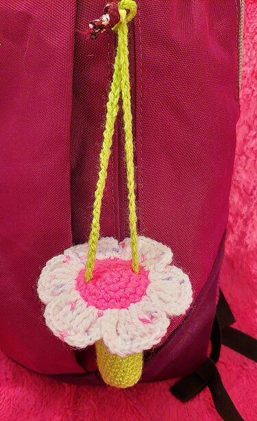 Häkelanleitung für praktischen Lippenpflegehalter Blume