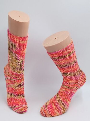 Paar melierte gestrickte Socken in Pink-Orange-Gelb auf Fußformen