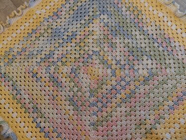 Häkelanleitung: Babydecke in Pastellfarben mit Rüschenrand!