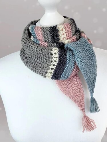 Gestricktes Dreieckstuch in Grau, Rosa, Hellblau und Creme mit Streifen und Quasten auf einer Schaufensterpuppe
