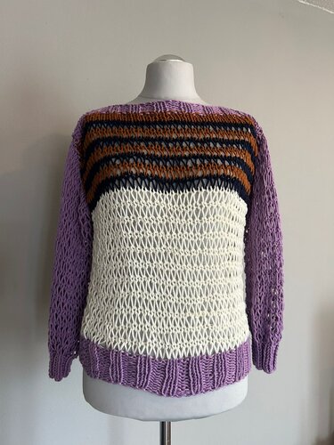Gestrickter Damenpullover mit lila Ärmeln, cremefarbenem Lochmusterkörper und orange-braunen sowie dunkelblauen Streifen, präsentiert auf einer Büste
