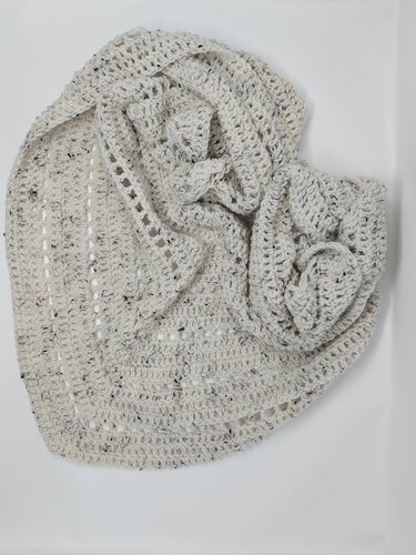 Gehäkeltes Dreieckstuch in naturweiß mit offenem Reihenmuster und Sprenkeloptik