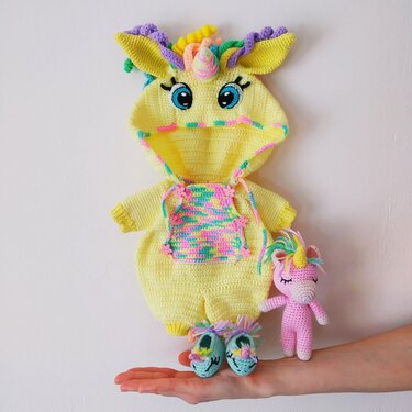 Crochet jumpsuit unicorn pattern for the Lulu doll (11,8-12,6″) high.