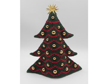 Gestrickter Weihnachtsbaum in Grün mit roten Streifen und goldenen Perlen, gekrönt von einem goldenen Stern
