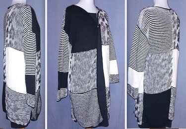 Gestrickter Patchwork-Cardigan in Schwarz und Weiß auf Schaufensterpuppe, detailreiche Ansicht der Streifen- und Blockmuster