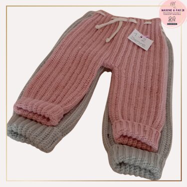 Zwei gehäkelte Babyhosen, rosa und grau, mit Rippenmuster und Kordelzug am Bund.