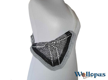 Gehäkelte Dreieckstasche in Schwarz Weiß Grau auf Schaufensterpuppe