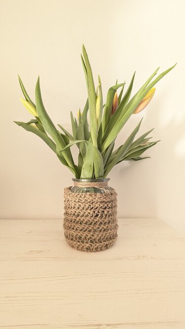 Boho Vasenverkleidung aus Jutegarn gehäkelt - Häkeln