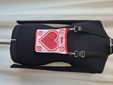 Gehäkelte rote und weiße Umhängetasche mit großem Herzmotiv und schwarzem verstellbarem Riemen