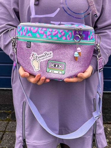 Lila glitzernde Umhängebauchtasche mit türkis-violettem Print, Kassettensticker und kleinen Eistüten-Anhängern