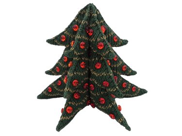 Gestrickter dunkelgrüner Weihnachtsbaum mit goldenen Zierfäden und roten Perlen, freigestellt.