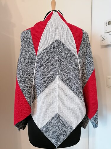 Gestricktes halbrundes Tuch, Rückansicht auf Schaufensterpuppe mit roten, hellgrauen und dunkelgrau-melierten Chevron-Pfeilen