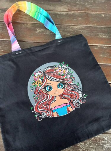 Schwarze Tragetasche mit farbigem Plot eines Mädchens mit Blumenkranz