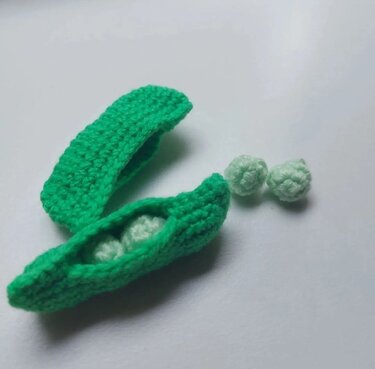 Peas in a pod - Crochet