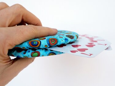 Spielkartenhalter - Schnell aus Stoffresten mit der Hand genäht - Nähen