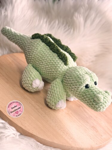 Hellgrünes gehäkeltes Amigurumi-Krokodil aus Plüschgarn mit dunklen Rückenstacheln