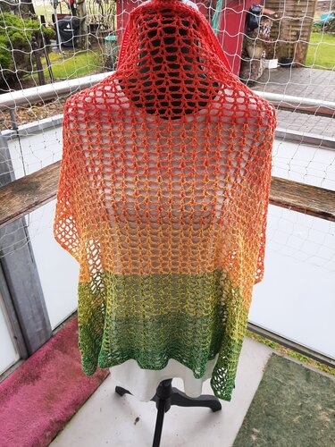 Gehäkelter Poncho-Schal mit Rot-zu-Grün Farbverlauf auf einer Schneiderpuppe