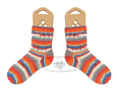 Ein Paar bunte, gehäkelte Socken mit Streifen- und Zickzackmuster in Orange, Blau, Grau und Weiß auf Sockenspannern vor weißem Hintergrund.