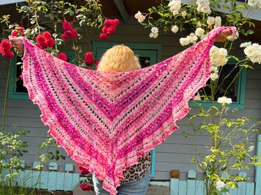 Häkelanleitung Dreieckstuch „Rosengarten“ romantisches Tuch mit Rüschen