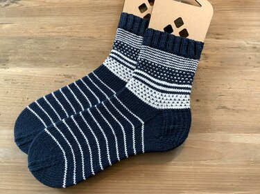 Darcie, Socken in blau und weiß - Stricken