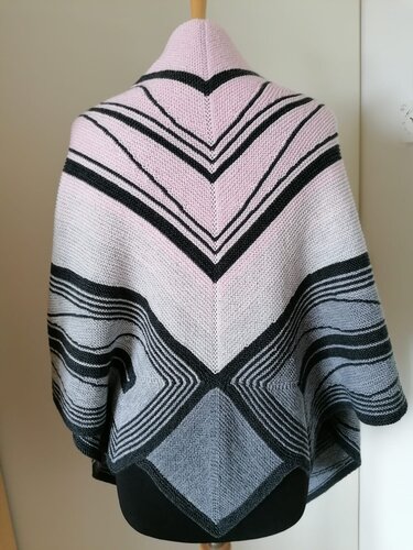 Gestricktes Dreieckstuch in Rosa, Grau und Schwarz mit Chevron- und Streifenmuster auf Schneiderpuppe
