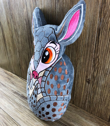 Stickdatei ITH Gürteltier Schorsch für Rahmen 16×26 cm, Maschinenstickdatei - Sticken