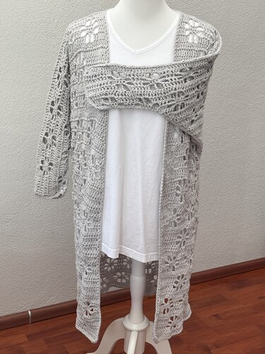 Sommerliche Häkeljacke im Blumenmuster - Häkeln