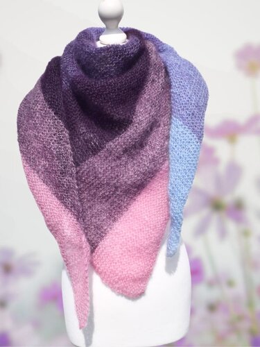 Dreieckstuch mit Farbverlauf in Violett, Rosa und Hellblau auf Mannequin
