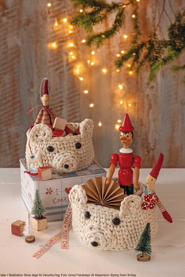 Zwei gehäkelte Bärenkörbe in Creme mit Holzfiguren, Mini-Tännchen und Lichterkette