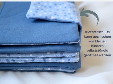 Abgesteppte Stofflagen in Blautönen mit sichtbarem Klettverschluss und Hinweistext für Nähprojekt