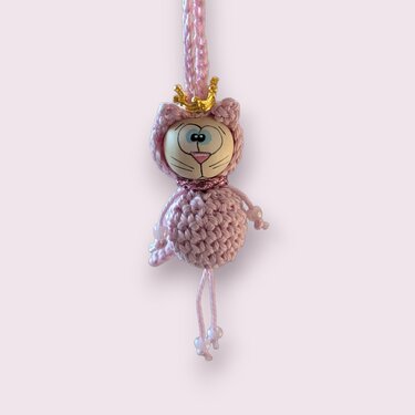 Pastellrosa Amigurumi-Katze mit bemaltem Kopf, Krone und Perlendetails