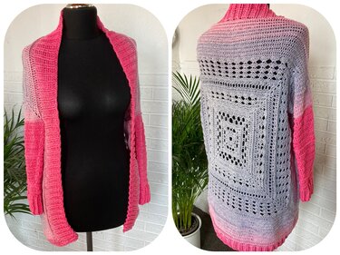 Gehäkelter Damen-Seelenwärmer rosa bis grau, offene Vorderseite und quadratisches Lochmuster am Rücken, auf Schaufensterpuppe