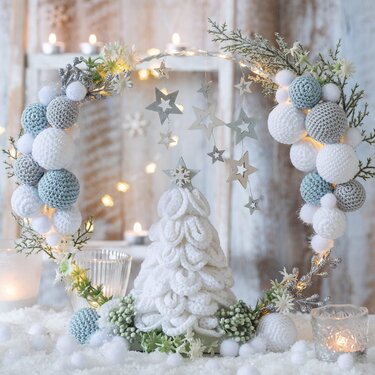 Weihnachtskranz aus gehäkelten Kugeln mit Lichterkette und kleinem Häkel-Tannenbaum