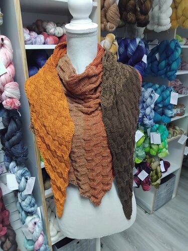 Gestricktes Dreieckstuch in Orange, Rost und Braun mit strukturiertem Muster auf einer Schneiderpuppe