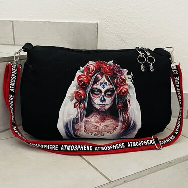 Schwarze Umhängetasche mit Sugar-Skull-Frauenporträt, Kranz aus roten Rosen und rotem Textil-Trageriemen