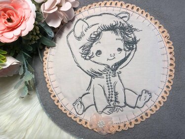 Baby Stickdatei – Kleines Baby im Bärenanzug zum Verlieben - Sticken