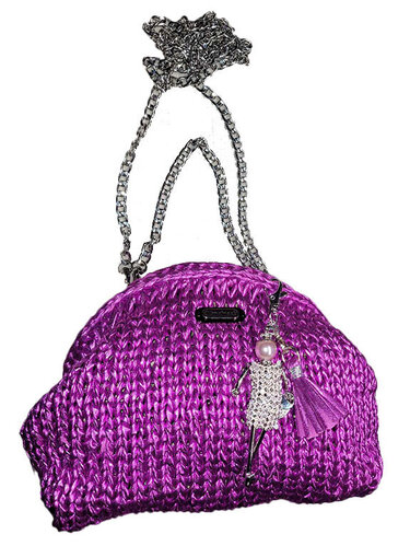 Violette gestrickte Tasche mit silberner Kette und Anhänger