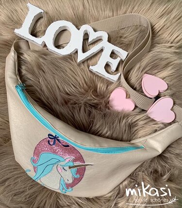 Beige Bauchtasche mit glitzernder Einhorn-Stickerei und hellblauem Reißverschluss auf Kunstfell