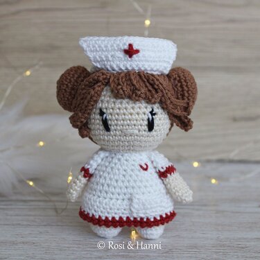 Gehäkelte Amigurumi-Krankenschwester mit Haube und roten Akzenten